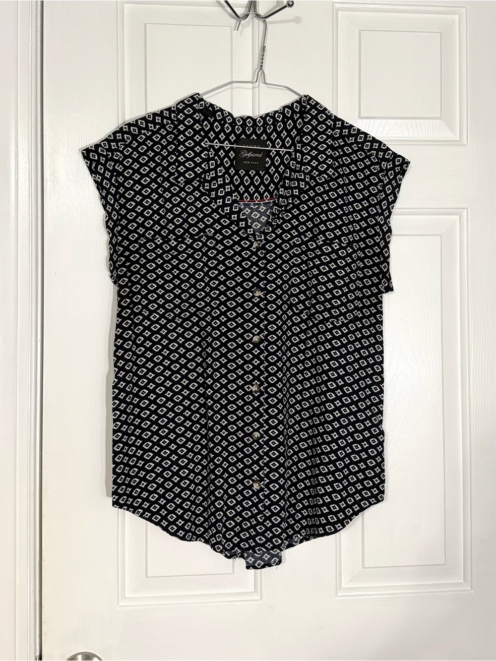 Jachs Girlfriend Navy and White Diamond-Print Button Down Top Medium